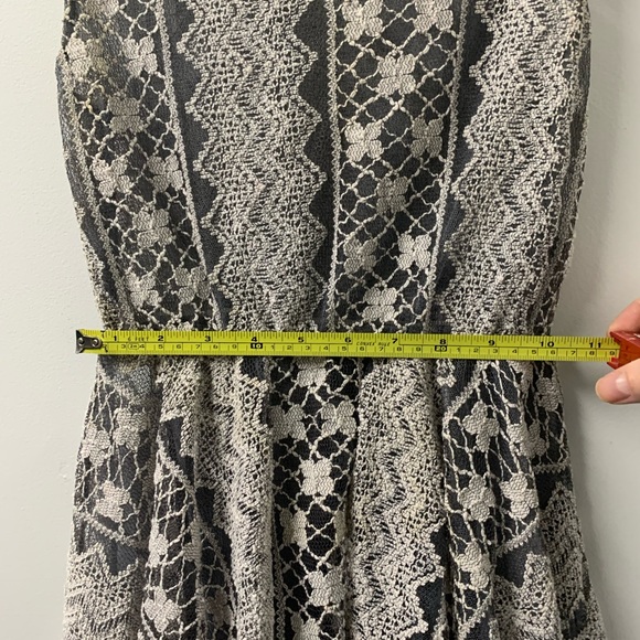 Ya Los Angeles Lace Peplum Sleeveless Top - Picture 5 of 6